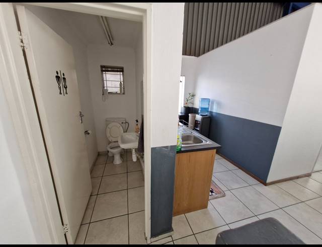 239M² WAREHOUSE TO LET IN JET PARK